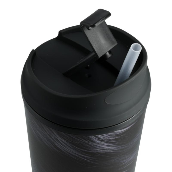 wasserflasche aus Plastik, mit dunklem Mantel und Strohhalm - 1